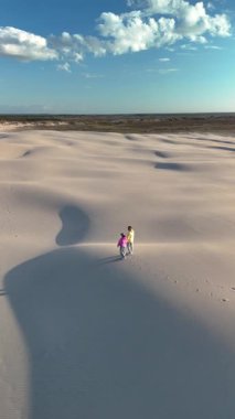 İki arkadaş, Danimarka, Rabjerg Mile Jutland 'ın yumuşak kum tepelerini aşıp akşam güneşinin sıcacık parıltısıyla güneşleniyorlar. Huzurlu ortam, doğaya mükemmel bir kaçış sunuyor..