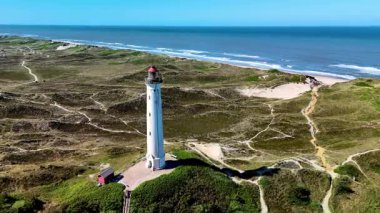 Danimarka, Jutland 'da Lyngvig Deniz Feneri Hvide Sande' nin büyüleyici hava manzarası..