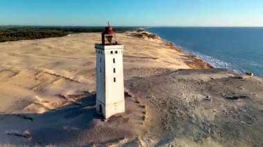 Jutland Danimarka 'nın güzelliğini keşfedin. Resimli Rubjerg Knude Fyr Deniz feneri, altın kumlar ve canlı kıyı manzaralarıyla. 