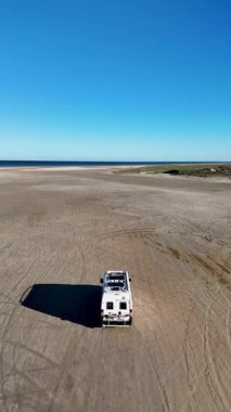 Danimarka 'daki Romo Lakolk plajının engin kumlu arazisinde bir karavan dolaşırken huzurlu bir macera yaşanıyor..