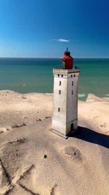 Danimarka 'nın Jutland kentindeki Rubjerg Knude Fyr Deniz Feneri' nin çarpıcı deniz feneriyle güzelliğini deneyimleyin..