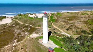 Lyngvig Deniz Feneri Hvide Sande 'nin Jutland, Danimarka' daki görkemli manzarası..