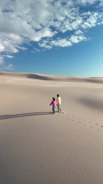 İki birey, güneşli bir günde Danimarka 'nın Jutland kentindeki geniş kum tepelerini keşfeder. Yumuşak kumlar sonsuz uzanıyor Rabjerg Mile kum tepeleri