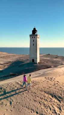 Rubjerg Knude Fyr Deniz fenerinin kumlu kıyılarında açık mavi gökyüzünün altında gezinmek çarpıcı deniz fenerini gözler önüne seriyor. Danimarka 'nın Jutland kentindeki bu huzurlu yer rahatlama ve keşfe davet ediyor.