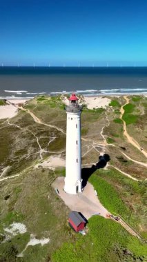 Danimarka 'nın Jutland bölgesindeki Lyngvig Deniz Feneri Hvide Sande' de kumlu kıyıların gök mavisi denizle buluştuğu büyüleyici manzaraları keşfedin. Sembolik deniz feneri, ziyaretçilere yol gösteriyor. 