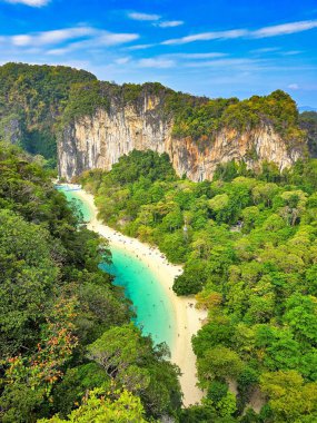 Yumuşak kumlu sahillerin yemyeşil manzaralarla çevrili canlı turkuaz sularla buluştuğu Koh Hong Adası 'nın nefes kesici güzelliğini keşfedin. Güneşin altında rahatlamak ve keşfetmek için mükemmel..