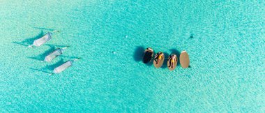 Güneşlenenler sıcak güneşin altında, turkuvaz suları ve nazik dalgalarla çevrili yüzen yataklarda güneşlenirken, Koh Kood, Tayland 'ın sakin kıyılarında dinlenme başlar..