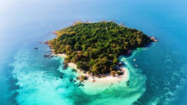 Rayong 'daki Koh Munnork Adası turkuaz suları ve bereketli manzaralarıyla ziyaretçileri cezbediyor. Huzurlu sahillerde rahatlayın, Tayland 'daki bu tropikal cennette güzelliğin tadını çıkarın..