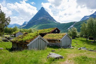 Innerdalen Norveç 'in yemyeşil bir manzarasına yerleşmiş otlu çatıları yüksek tepelerle uyumlu geleneksel kamaralar. Bu huzurlu yer Norveç kültürünün huzurunu ve özünü çağrıştırıyor.