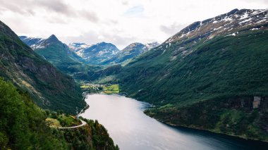 Yeşil tepeler ve çarpıcı dağ zirveleriyle çevrili Norveç 'in nefes kesici Geiranger fiyortlarını keşfedin..