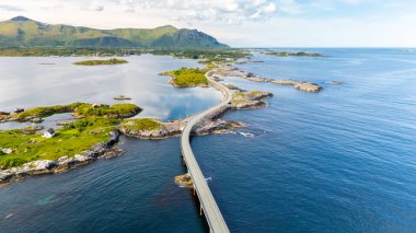 Atlantik Yolu, Norveç 'teki Atlantik Okyanus Yolu ile adalar arasında zarifçe kıvrılan ikonik Atlantik Yolu' nu nefes kesen bir manzara yakalıyor.