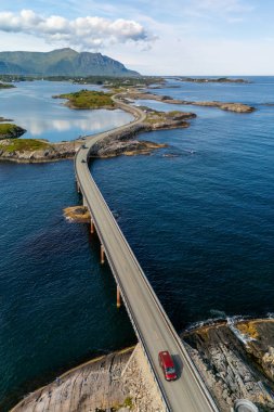 Norveç kıyı şeridinin güzelliğini tecrübe edin. Sarmal bir yolun, cennet adaları ve dingin sular arasında kesiştiği. Atlantik Okyanusu Yolu, Norveç