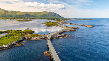 Norveç 'teki çarpıcı kıyı köprüsü sakin sular ve yemyeşil alanlarla çevrili pitoresk adalar boyunca esiyor. Atlantik Okyanusu Yolu, Norveç