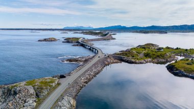 Norveç 'teki Atlantik Yolu' nun büyüleyici güzelliğini deneyimleyin, büyüleyici kıyı manzaraları, canlı mavi sular ve yemyeşil.