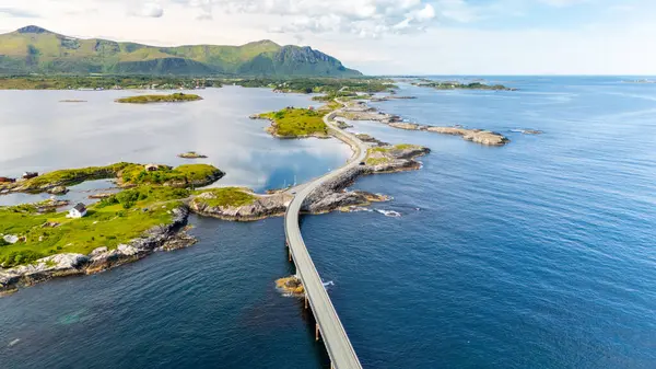 Atlantik Yolu, Norveç 'teki Atlantik Okyanus Yolu ile adalar arasında zarifçe kıvrılan ikonik Atlantik Yolu' nu nefes kesen bir manzara yakalıyor.