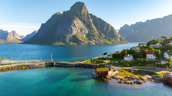 Lofoten Adaları üzerindeki çarpıcı manzara sakin turkuaz suların üzerinde yükselen dramatik dağları gösteriyor. Sahil boyunca uzanan antika evler Norveç 'in doğal güzelliğini ve huzurunu yansıtıyor..