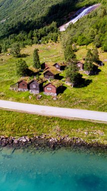 Norveç 'teki sakin fiyort boyunca yuva yapmış, yemyeşil ve dağlarla çevrili tuhaf ahşap kulübeler. Barış ve macera arayan doğa aşıkları için mükemmel bir kaçış. Lovanet Norveç