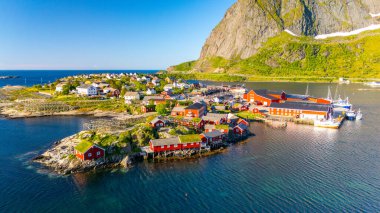 Reine Lofoten Norveç 'te kayalık dağlar ve kristal berrak sular arasında kurulmuş küçük bir balıkçı köyünün cazibesini keşfedin..