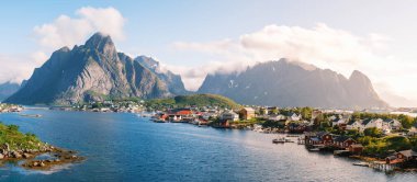 Renkli evlerin ışıldayan sularda yüzdüğü Norveç kıyılarının büyüleyici güzelliğine bir göz atın. Reine balıkçı köyü Norveç Lofoten