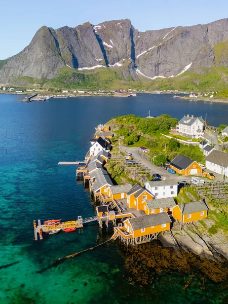 Norveç fiyort sergisi boyunca yuva yapmış canlı sarı kulübeler Lofoten Adaları 'ndaki muhteşem sahil güzelliğini sergiliyordu. Cennet manzarası engebeli dağlar ve berrak sularla güçlenir..