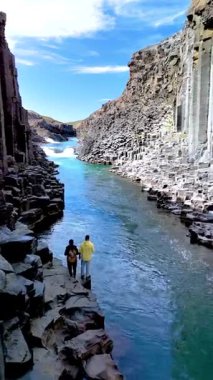 İzlanda 'daki büyüleyici Studlagil Kanyonu' nu keşfedin. Görkemli kaya oluşumları ve turkuaz sular maceracılar için bir cennet yaratıyor. Doğadaki unutulmaz anları yakalamak için mükemmel..