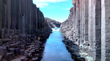 Göz kamaştırıcı Studlagil Kanyonu İzlanda 'ya doğru bir yolculuğa çıkın. Orada yükselen bazalt sütunlar ışıl ışıl nehirle kesişiyor ve nefes kesici bir doğa harikası yaratıyor..
