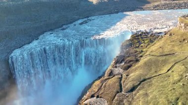 İzlanda 'nın en güçlü doğal harikalarından biri olan nefes kesici Dettifoss şelalesini deneyin. Su, engin arazi ve dingin güzellikle çevrili kayalık bir kanyona çarpıcı bir şekilde düşer..