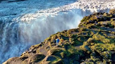 Görkemli Dettifoss şelalesine tanık olun. İzlanda 'da şelale şelalesi, engebeli manzaralar ve canlı yeşil yosunlarla dolu..