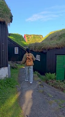 Bir gezgin, Faroe Adaları 'ndaki Torshavn' un manzaralı sokaklarında dolaşır..