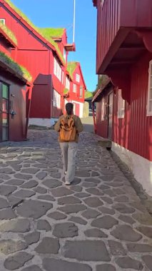 Canlı kırmızı evlerin kaldırım taşından yollar çizdiği Torshavn 'un resimli sokaklarında dolaş. Bu çarpıcı Faroe Adaları 'nın sakin atmosferini hissedin..