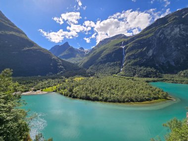 Norveç 'in görkemli güzelliğini canlı yeşil vadileri ve kristal berrak nehirleriyle keşfedin. Lovatnet Loen Norveç,