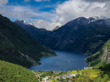 Geiranger Norveç 'in nefes kesici manzarasını dramatik fiyortlarıyla, dik dağlarıyla ve canlı yeşilliğiyle keşfedin. Bu dingin ortam İskandinav güzelliğinin ve huzurunun özünü yansıtıyor..
