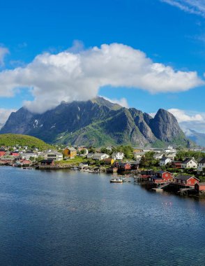 Lofoten Adaları, dramatik dağlarla çevrili geleneksel ahşap evlerle çarpıcı manzaralar sergiliyor. Lofoten Norveç