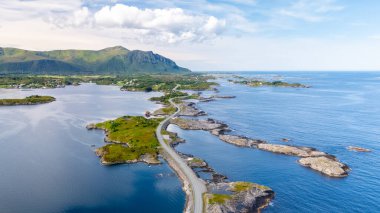 Berrak bir gökyüzü altında yemyeşil, kayalık kıyılar ve sakin mavi suların yer aldığı Norveç kıyı şeridi nefes kesici bir manzaraydı. Uyum içindeki Norveç doğasına mükemmel bir bakış. Atlantik Okyanusu Yolu, Norveç