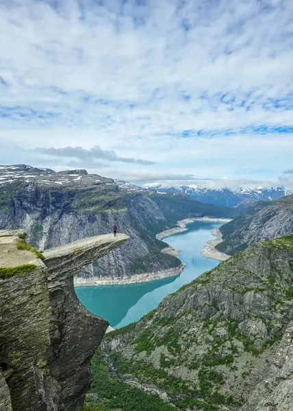 Norveç 'teki sakin bir manzara, derin fiyortlara ve yüksek uçurumlara bakan çarpıcı bir bakış açısına sahiptir. Norveç 'te Trolltunga yürüyüşü