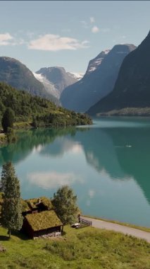 Norveç 'te dingin bir fiyordun nefes kesici manzarası görkemli dağlar, yemyeşil yemyeşil ve sakin turkuaz sular sergiliyor. Lovatnet Norveç