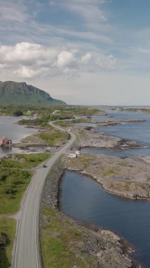Norveç 'in dolambaçlı kıyı yolu boyunca sakin sular ve görkemli dağlarla çevrili nefes kesici bir yolculuk. Doğa severler ve macera arayanlar için ideal manzaralı sürüş Atlantik okyanus yolu Norveç