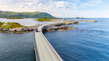 Norveç 'in ışıl ışıl mavi suları boyunca uzanan dolambaçlı bir yol adaları birbirine bağlar ve büyüleyici manzaraları gözler önüne serer. Atlantik Okyanusu Yolu, Norveç