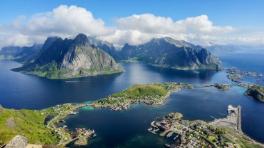 Norveç 'teki Lofoten Adaları' nın nefes kesen panoramik manzarası, yüksek dağlar ve dingin masmavi sular içeriyor..