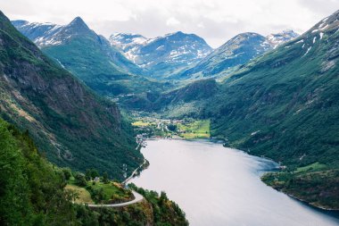 Geiranger Norveç 'teki nefes kesici fiyort manzarası dik dağlar, sakin sular ve canlı vadiler sergiliyor. Norveçlilerin doğal güzelliklerini ve maceralarını yakalamak için mükemmel..