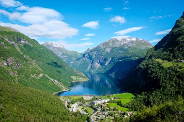 Görkemli fiyortları, yemyeşil vadileri ve Norveç 'teki sakin Geirangerfjord sularını yakalamak nefes kesici bir manzara. Açık mavi gökyüzü bu doğal cennetin canlı renklerini yükseltiyor..