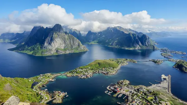 Norveç 'teki Lofoten Adaları' nın nefes kesen panoramik manzarası, yüksek dağlar ve dingin masmavi sular içeriyor..