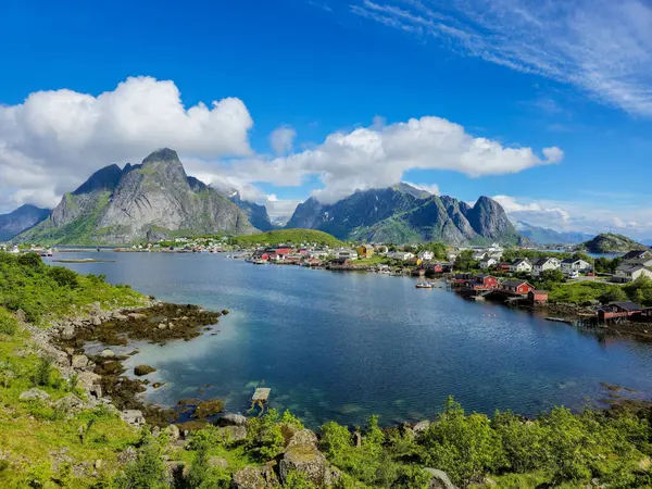 Norveç 'teki Lofoten Adaları' nın nefes kesici güzelliğini tecrübe edin. Görkemli dağların sakin sular ve canlı köylerle buluştuğu yer. Parlak mavi gökyüzünün altındaki bu güzel kıyı şeridini keşfedin..