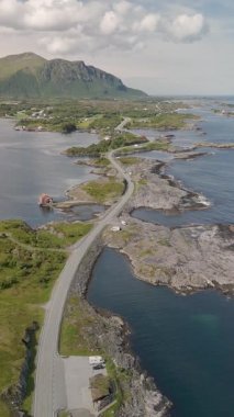 Norveç 'teki bu manzaralı kıyı yolu kayalık kayalıkların ve sakin suların nefes kesici manzarasını sunuyor. Seyahat ve doğa meraklıları için mükemmel bir manzara. Atlantik Okyanus Yolu Norveç.