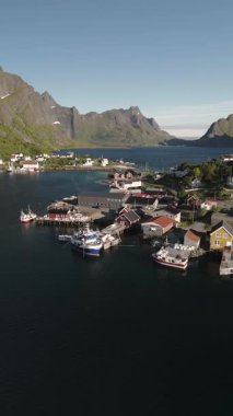 Lofoten Reine Norveç 'te, yüksek dağlar ve el değmemiş sularla çevrili bir sahil köyünün büyüleyici cazibesini tecrübe edin. Hareketli evler ve sakin liman sakin bir kaçış yaratıyor..