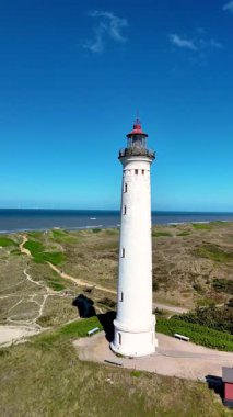Lyngvig Deniz Feneri Hvide Sande 'yi keşfedin. Kumlu sahillerin Kuzey Denizi' yle buluştuğu yer. Danimarka 'nın Jutland bölgesindeki çarpıcı beyaz deniz feneriyle tamamlanmış.
