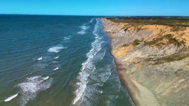 Danimarka 'nın Jutland kentindeki Rubjerg Knude Fyr Deniz Feneri' nin nefes kesici güzelliğini keşfedin. Açık mavi bir gökyüzünün altında yumuşak dalgaların kumlu kıyılarda tur attığı bir yer. Rahatlamak ve keşfetmek için mükemmel bir gün..