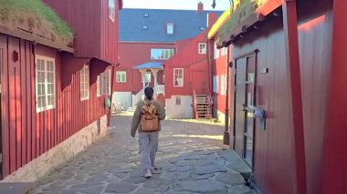 Torshavn 'ın büyüleyici kaldırım taşları caddelerinde dolaşın. Çimen çatıları olan canlı kırmızı ahşap evlerle çevrili. Bu güzel kasabada doğa ve kültürün eşsiz bir karışımını deneyimleyin..