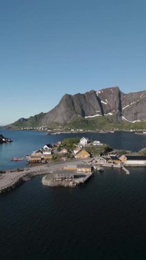 Lofoten Norveç 'te, yüksek dağlar ve sakin sularla çerçevelenmiş pitoresk bir kıyı köyü keşfedin. Huzurlu bir ortamda doğanın ve Norveç mimarisinin güzelliğini sergilemek için mükemmel..