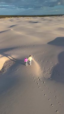 İki arkadaş, Danimarka 'nın Rabjerg Mile Jutland kentinin geniş kum tepelerinde el ele dolaşıyorlar. Günbatımının sıcacık parıltısı gölgeler bırakır, doğayla bir barış ve bağlantı hissi uyandırır..